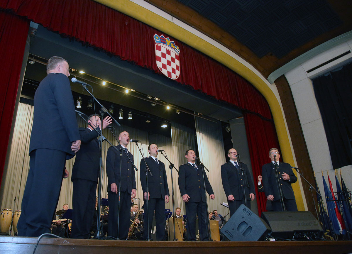 https://www.morh.hr/wp-content/gallery/koncertom-jazz-orkestra-obiljezeno-25-godina-orkestra-os-rh/jaz_08022017_19.jpg