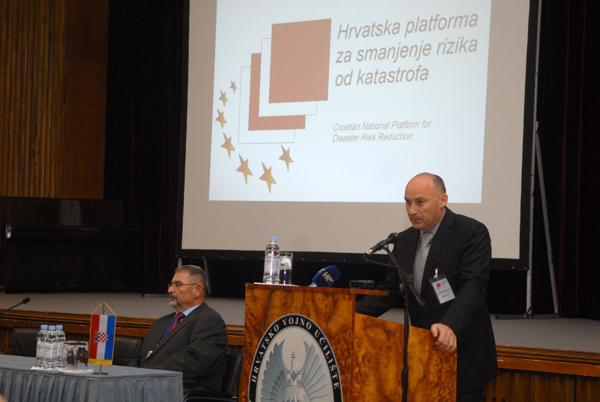 https://www.morh.hr/wp-content/gallery/konferencija-hrvatske-platforme-za-smanjenje-rizika-od-katastrofa-na-hvu/dzus_2_14102010.jpg