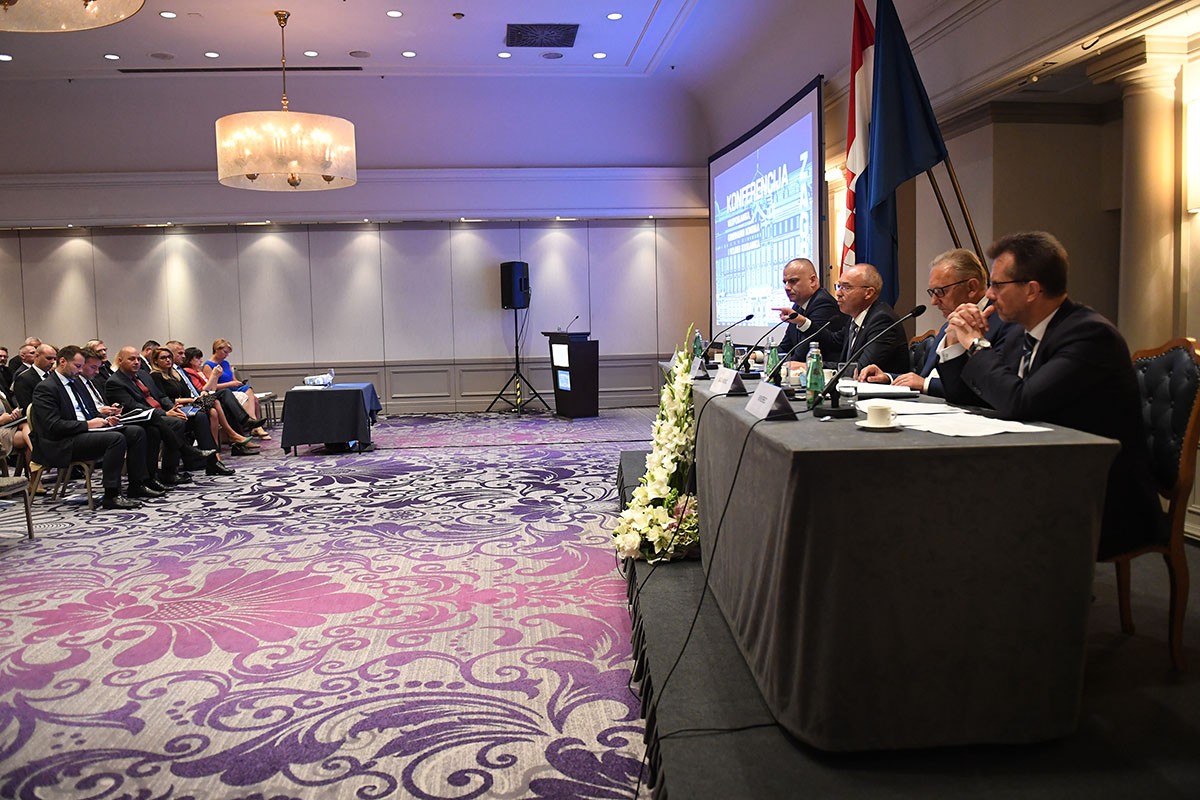 https://www.morh.hr/wp-content/gallery/konferencija-veleposlanika-generalnih-konzula-i-vojnih-izaslanika-republike-hrvatske/konferencija_22082019_09.jpg