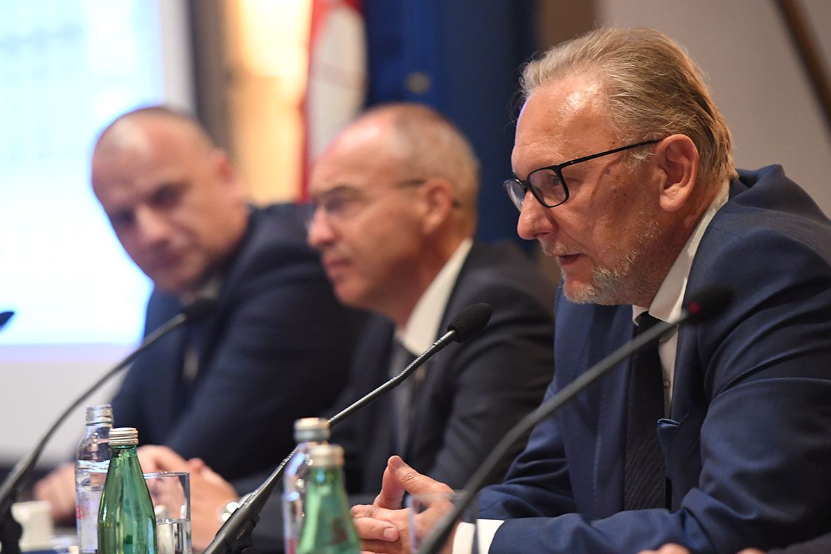 https://www.morh.hr/wp-content/gallery/konferencija-veleposlanika-generalnih-konzula-i-vojnih-izaslanika-republike-hrvatske/konferencija_22082019_12.jpg