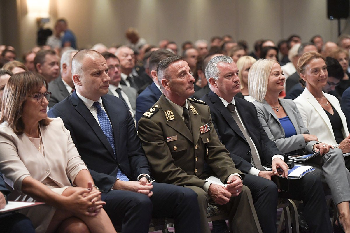 https://www.morh.hr/wp-content/gallery/konferencija-veleposlanika-generalnih-konzula-i-vojnih-izaslanika-republike-hrvatske/konferencija_22082019_18.jpg