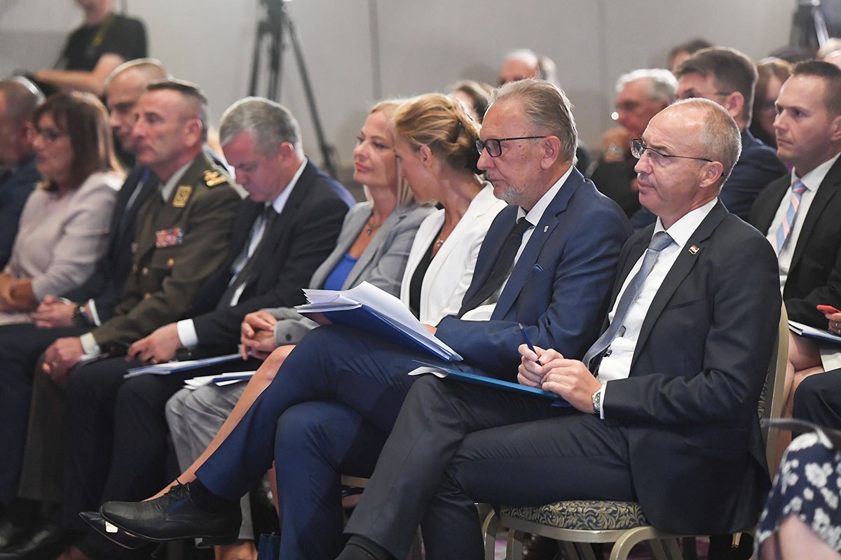 https://www.morh.hr/wp-content/gallery/konferencija-veleposlanika-generalnih-konzula-i-vojnih-izaslanika-republike-hrvatske/konferencija_22082019_26.jpg