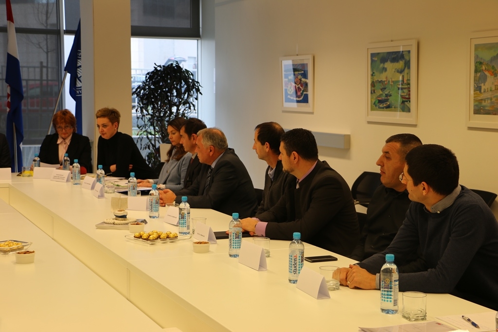 https://www.morh.hr/wp-content/gallery/konstituirajuca-sjednica-vijeca-studijskog-programa-vojno-pomorstvo/split_21022018_03.jpg