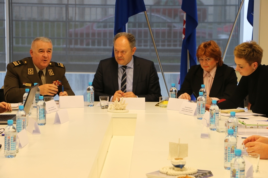 https://www.morh.hr/wp-content/gallery/konstituirajuca-sjednica-vijeca-studijskog-programa-vojno-pomorstvo/split_21022018_05.jpg