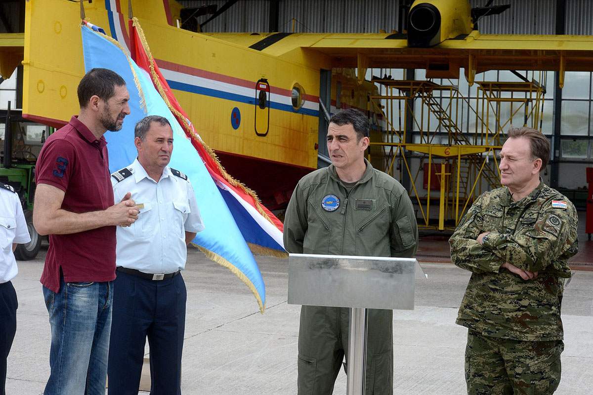https://www.morh.hr/wp-content/gallery/kotromanovic-i-lovric-posjetili-zracne-snage-u-zemuniku/zemunik_24072015_02.jpg