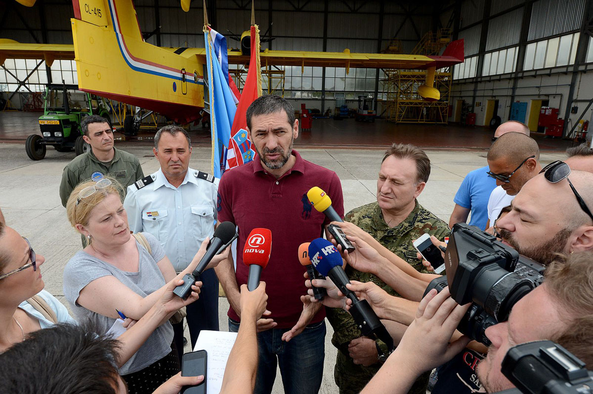 https://www.morh.hr/wp-content/gallery/kotromanovic-i-lovric-posjetili-zracne-snage-u-zemuniku/zemunik_24072015_03.jpg