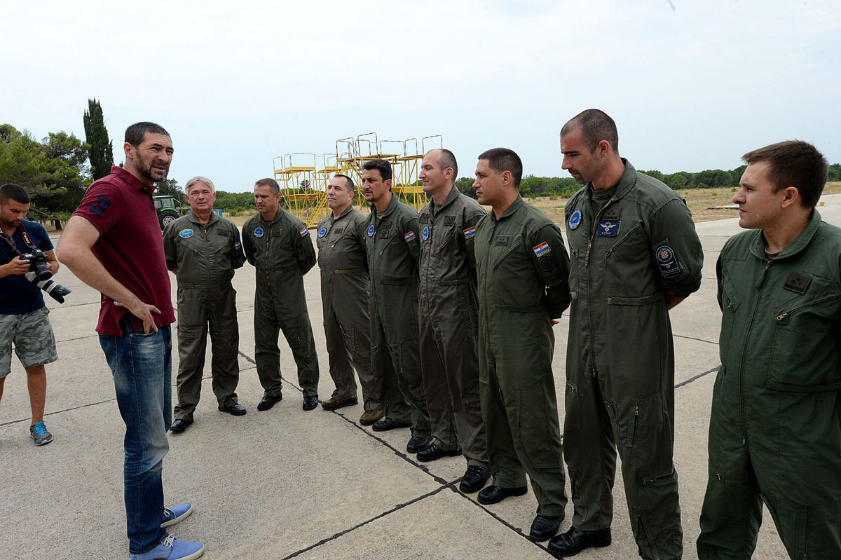 https://www.morh.hr/wp-content/gallery/kotromanovic-i-lovric-posjetili-zracne-snage-u-zemuniku/zemunik_24072015_04.jpg