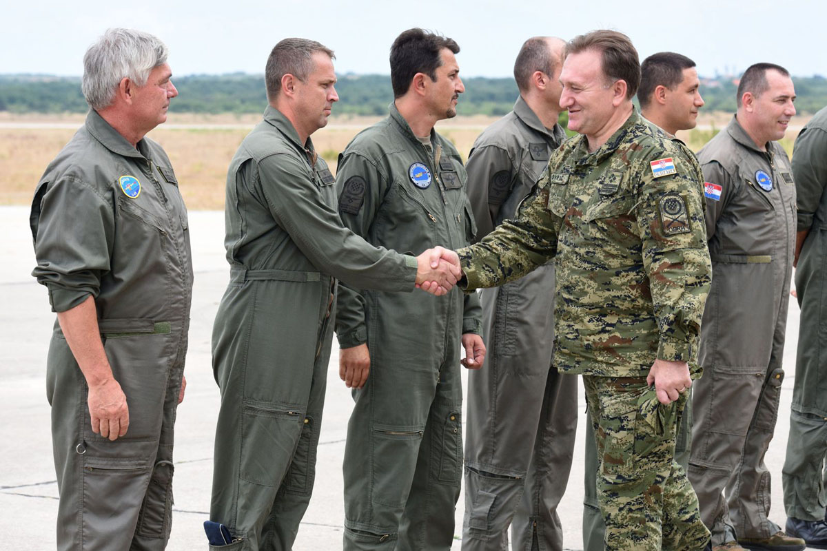 https://www.morh.hr/wp-content/gallery/kotromanovic-i-lovric-posjetili-zracne-snage-u-zemuniku/zemunik_24072015_12.jpg