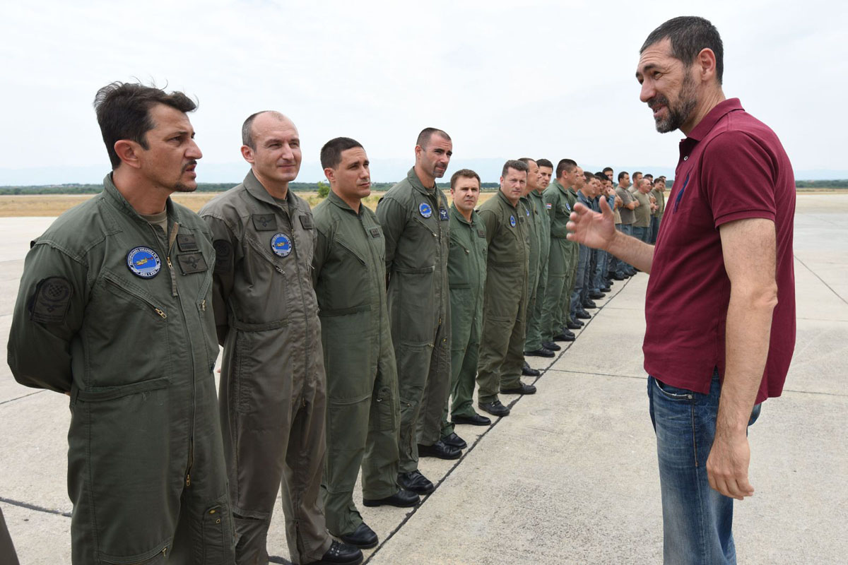https://www.morh.hr/wp-content/gallery/kotromanovic-i-lovric-posjetili-zracne-snage-u-zemuniku/zemunik_24072015_16.jpg