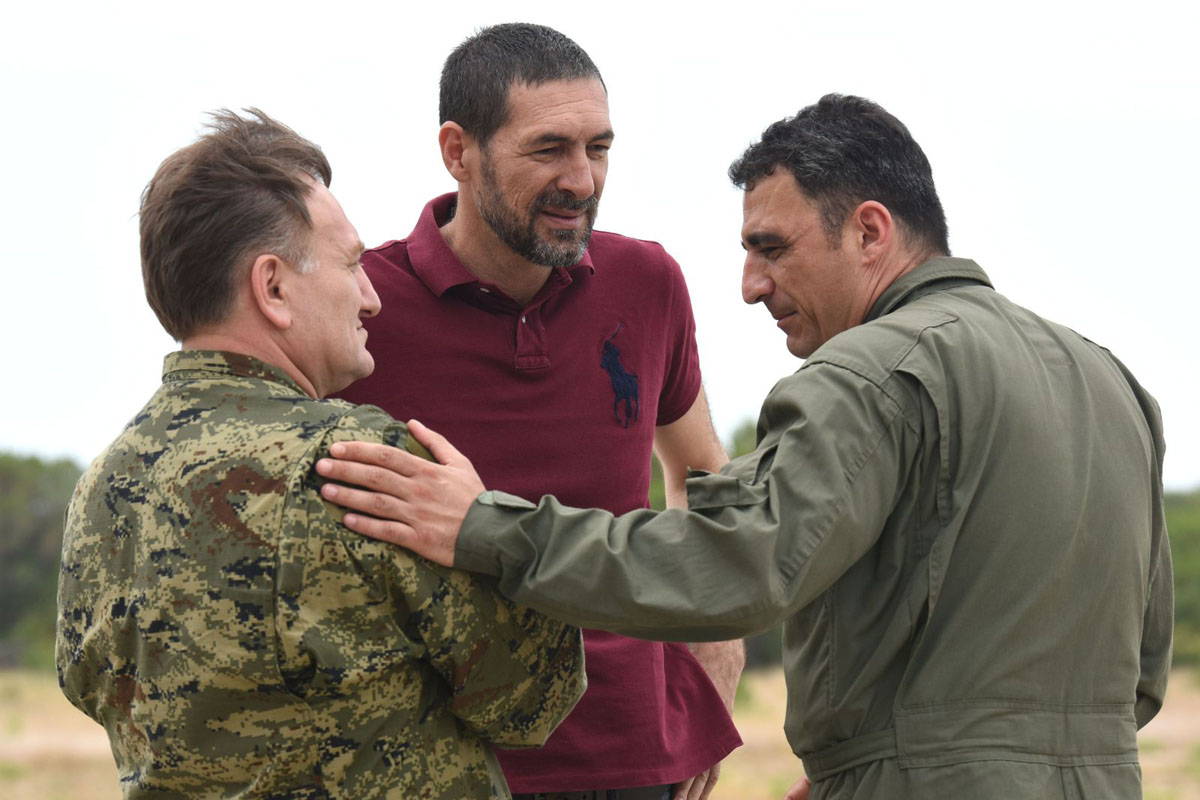 https://www.morh.hr/wp-content/gallery/kotromanovic-i-lovric-posjetili-zracne-snage-u-zemuniku/zemunik_24072015_20.jpg