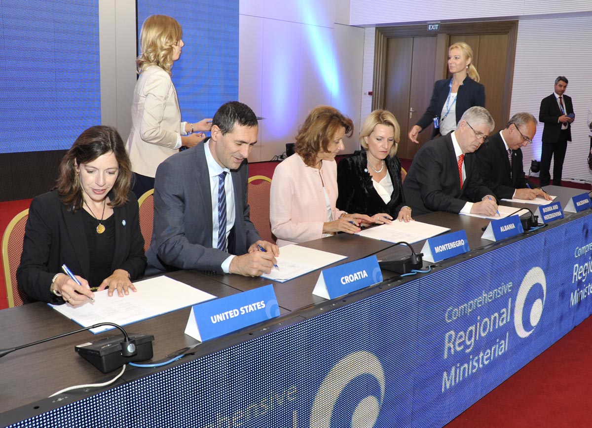 https://www.morh.hr/wp-content/gallery/kotromanovic-na-sastanku-ministara-obrane-clanica-a-5-povelje/potpisivanje_izjava_15102014_01.jpg