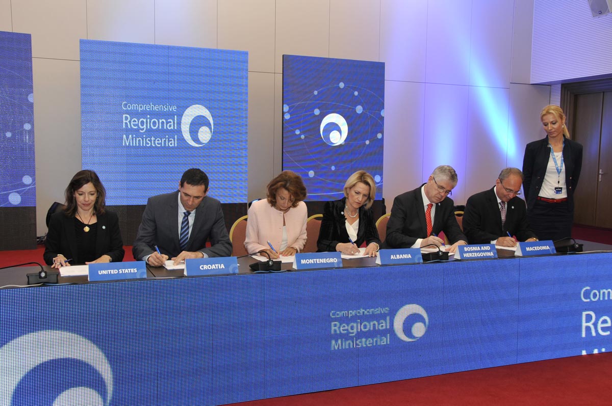 https://www.morh.hr/wp-content/gallery/kotromanovic-na-sastanku-ministara-obrane-clanica-a-5-povelje/potpisivanje_izjava_15102014_03.jpg