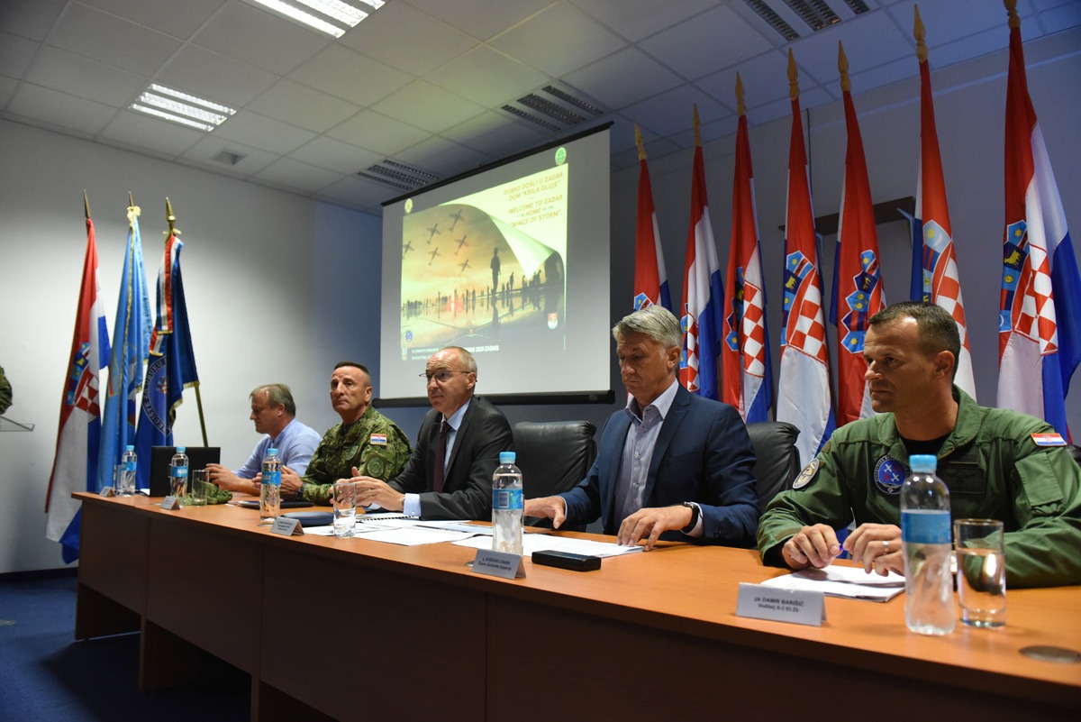 https://www.morh.hr/wp-content/gallery/krenula-organizacija-prvog-hrvatskog-vojnog-aeromitinga/pressica_aeromiting_zadar_23082019_01.jpg