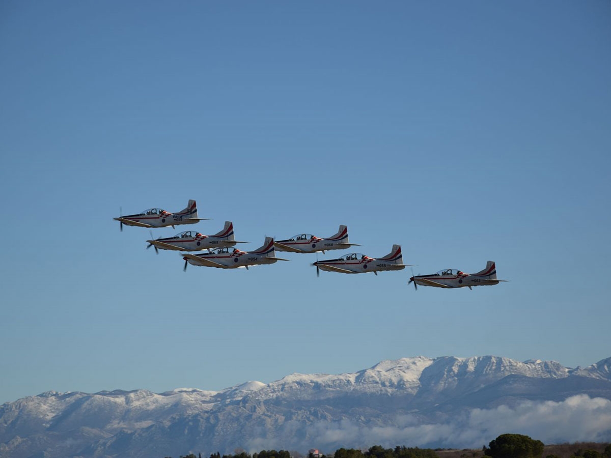 https://www.morh.hr/wp-content/gallery/krila-oluje-gostovala-kod-akro-grupe-frecce-tricolori/krila_oluje_rivolto_15032019_13.jpg