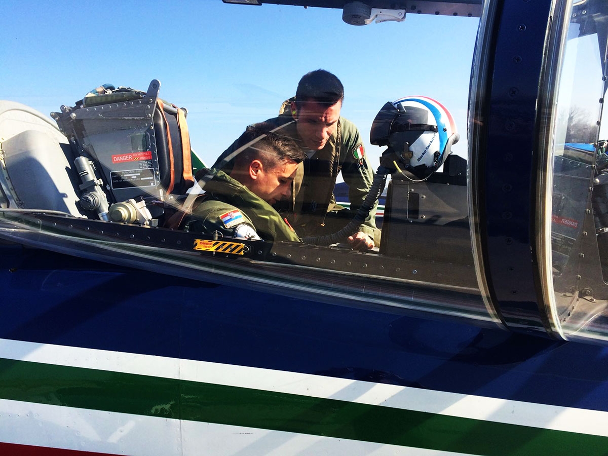 https://www.morh.hr/wp-content/gallery/krila-oluje-gostovala-kod-akro-grupe-frecce-tricolori/krila_oluje_rivolto_15032019_17.jpg
