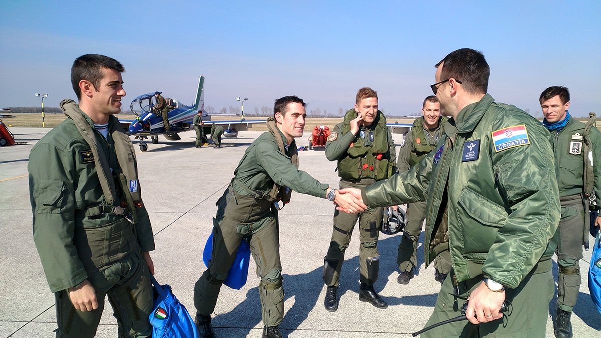 https://www.morh.hr/wp-content/gallery/krila-oluje-gostovala-kod-akro-grupe-frecce-tricolori/krila_oluje_rivolto_15032019_19.jpg