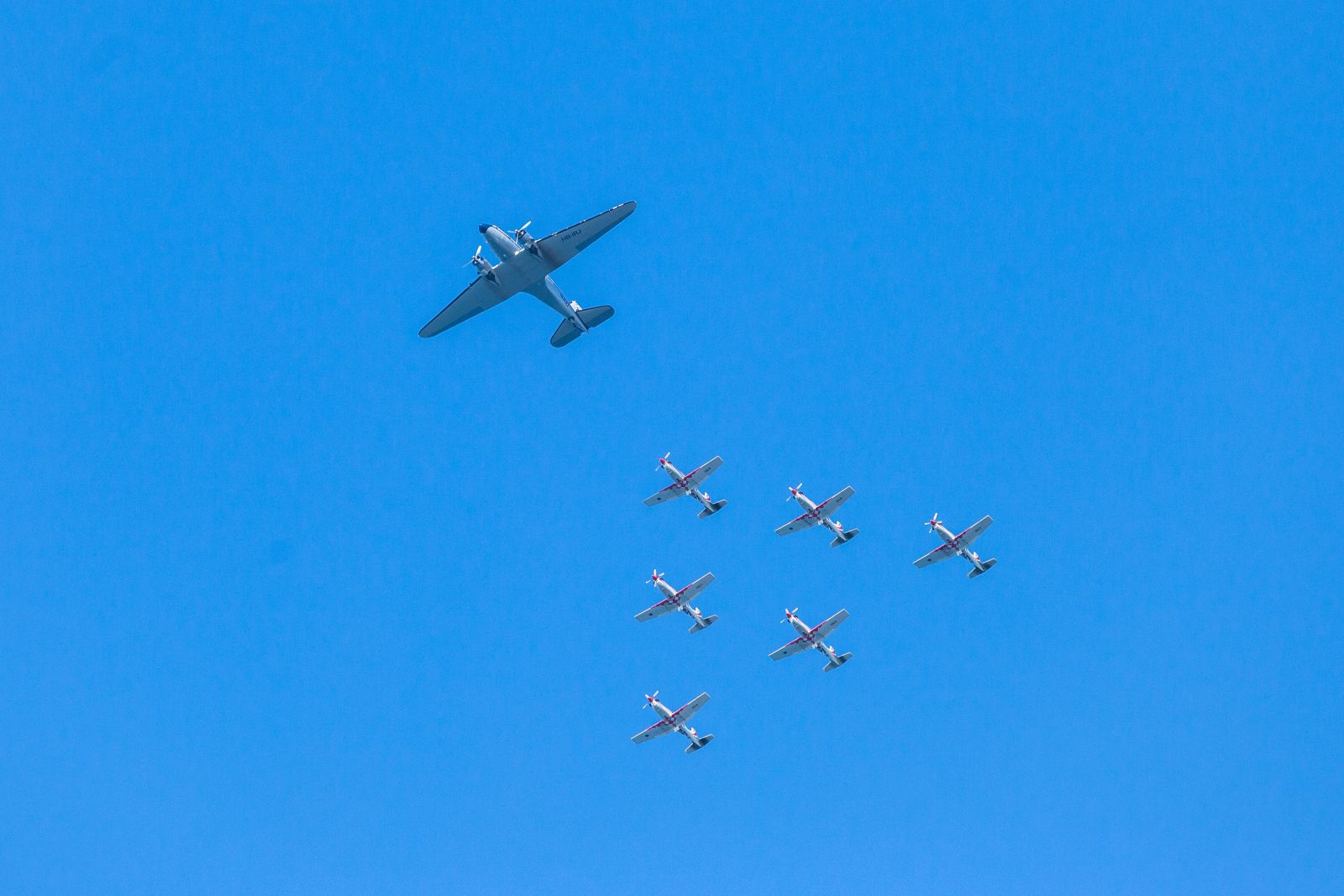 https://www.morh.hr/wp-content/gallery/krila-oluje-ispratila-avion-douglas-dc-3-na-putu-oko-svijeta/krila_12032017_01.jpg