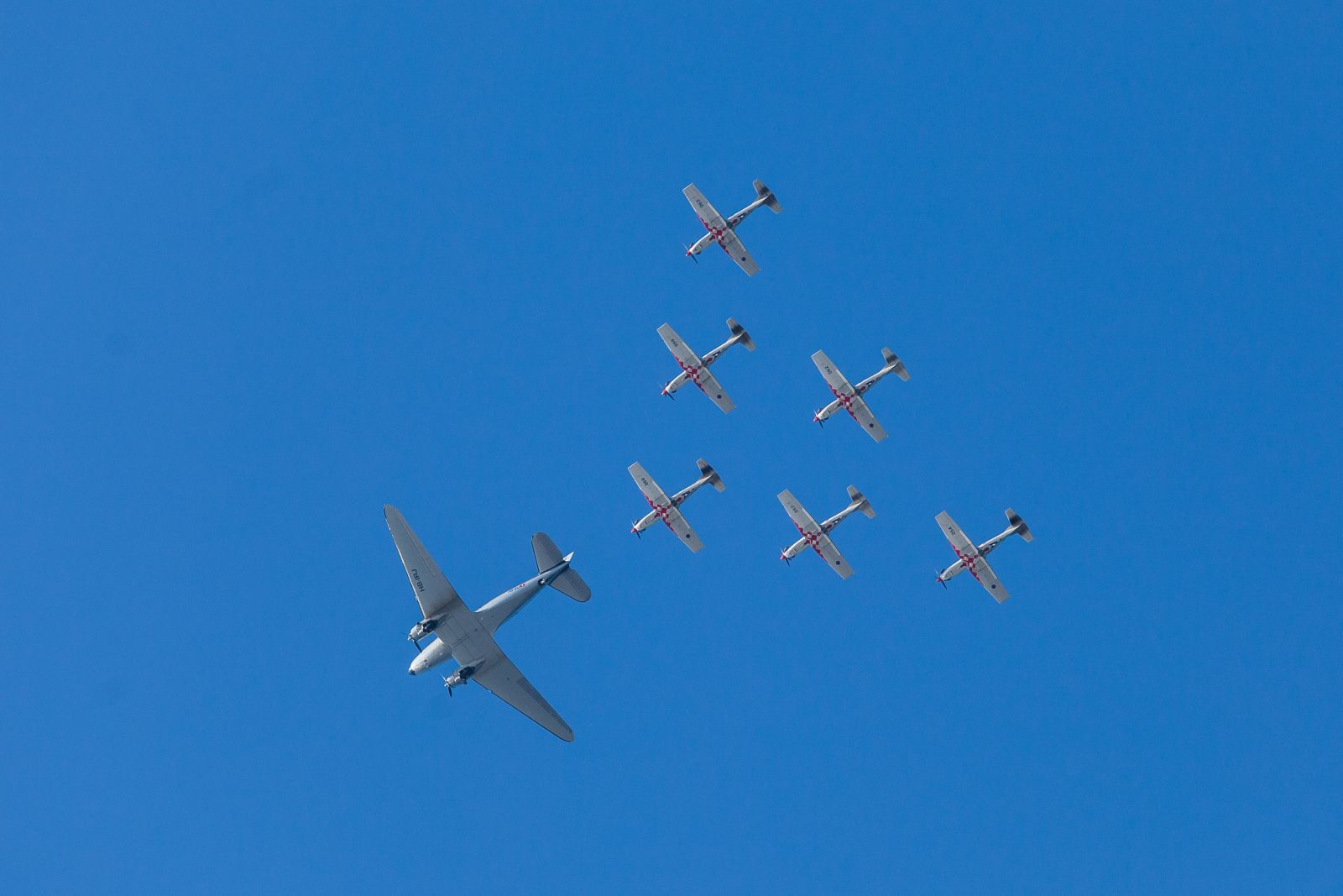 https://www.morh.hr/wp-content/gallery/krila-oluje-ispratila-avion-douglas-dc-3-na-putu-oko-svijeta/krila_12032017_03.jpg