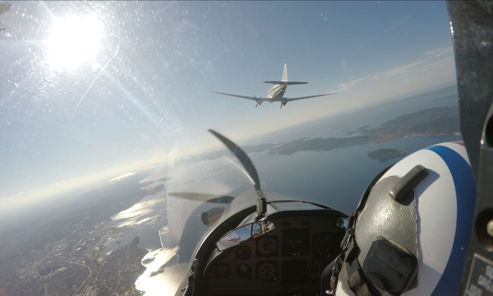 https://www.morh.hr/wp-content/gallery/krila-oluje-ispratila-avion-douglas-dc-3-na-putu-oko-svijeta/krila_12032017_07.jpg