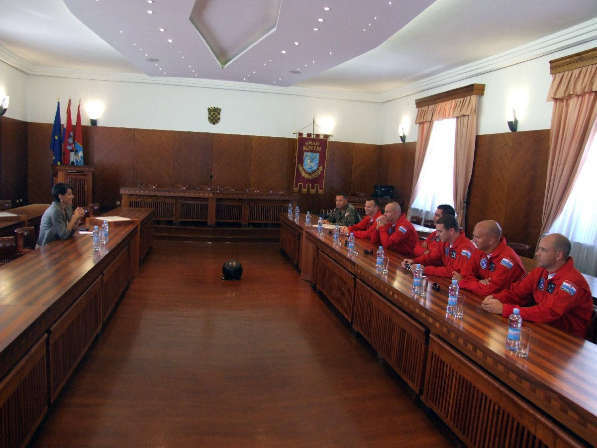 https://www.morh.hr/wp-content/gallery/krila-oluje-na-prijemu-kod-gradonaelnice-knina/krila_12082011_02.jpg
