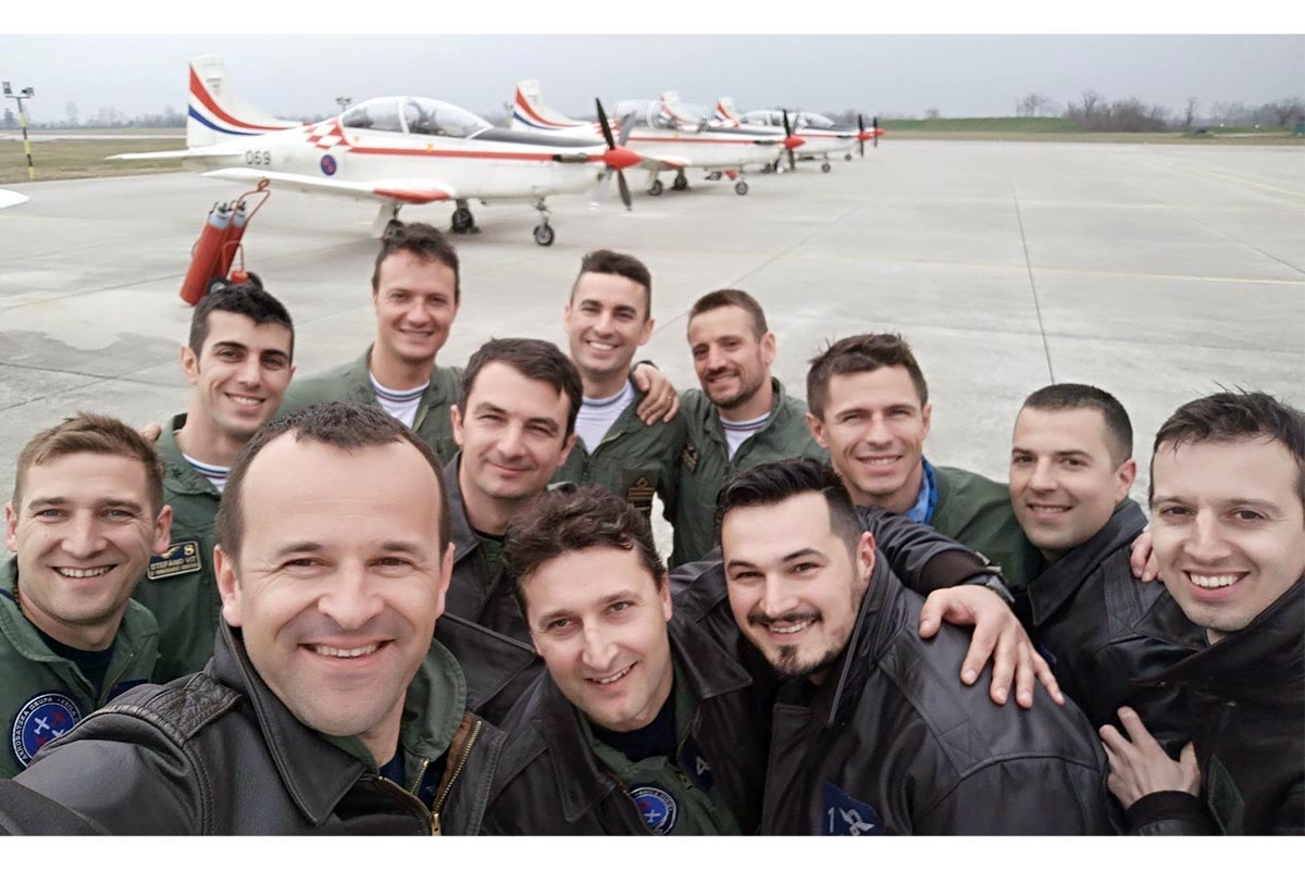 https://www.morh.hr/wp-content/gallery/krila-oluje-posjetila-frecce-tricolore-u-rivoltu/krila-oluje-frecce-tricolore-29032018-7.jpg