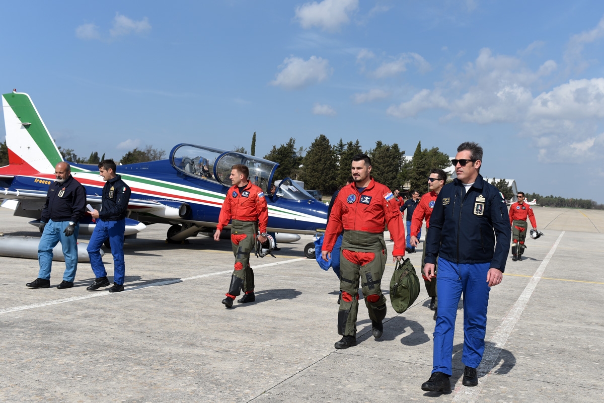 https://www.morh.hr/wp-content/gallery/krila-oluje-predstavila-letacki-program-za-2019/krila_oluje_frecce_tricolori_040419_01.jpg