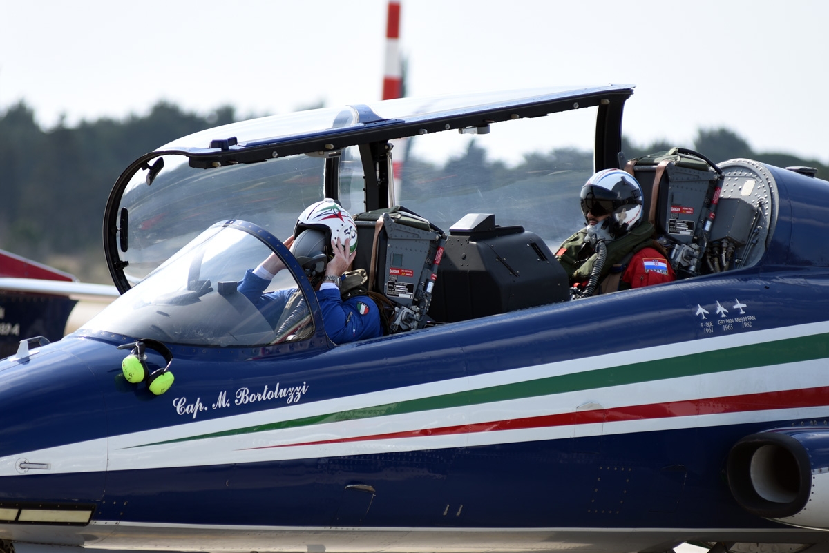 https://www.morh.hr/wp-content/gallery/krila-oluje-predstavila-letacki-program-za-2019/krila_oluje_frecce_tricolori_040419_08.jpg