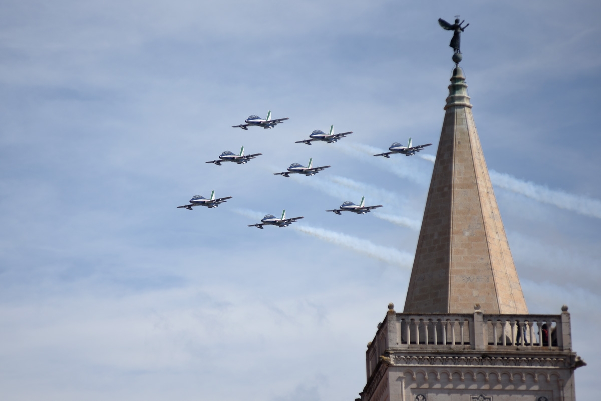 https://www.morh.hr/wp-content/gallery/krila-oluje-predstavila-letacki-program-za-2019/krila_oluje_frecce_tricolori_040419_11.jpg