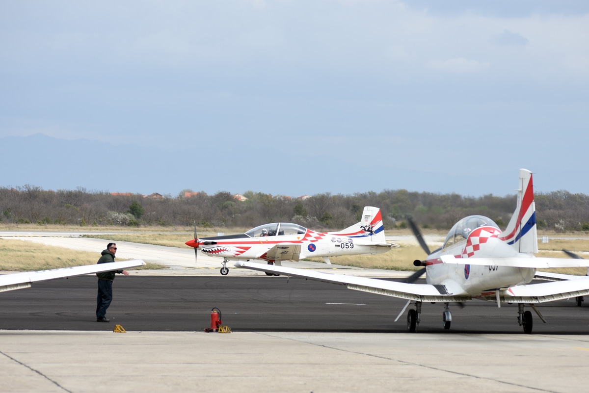https://www.morh.hr/wp-content/gallery/krila-oluje-predstavila-letacki-program-za-2019/krila_oluje_frecce_tricolori_040419_25.jpg