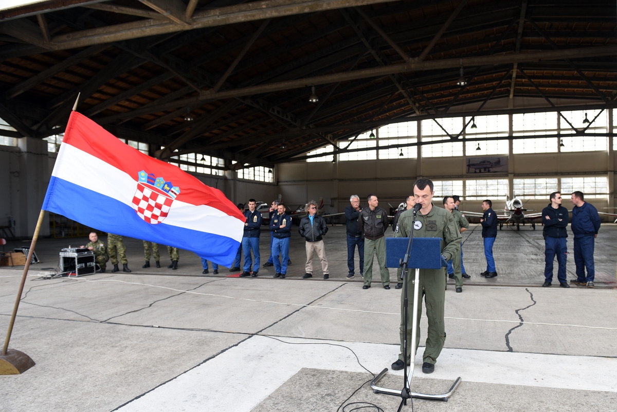 https://www.morh.hr/wp-content/gallery/krila-oluje-predstavila-letacki-program-za-2019/krila_oluje_frecce_tricolori_040419_31.jpg