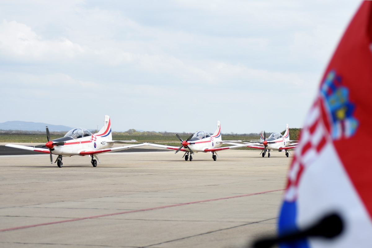 https://www.morh.hr/wp-content/gallery/krila-oluje-predstavila-letacki-program-za-2019/krila_oluje_frecce_tricolori_040419_35.jpg