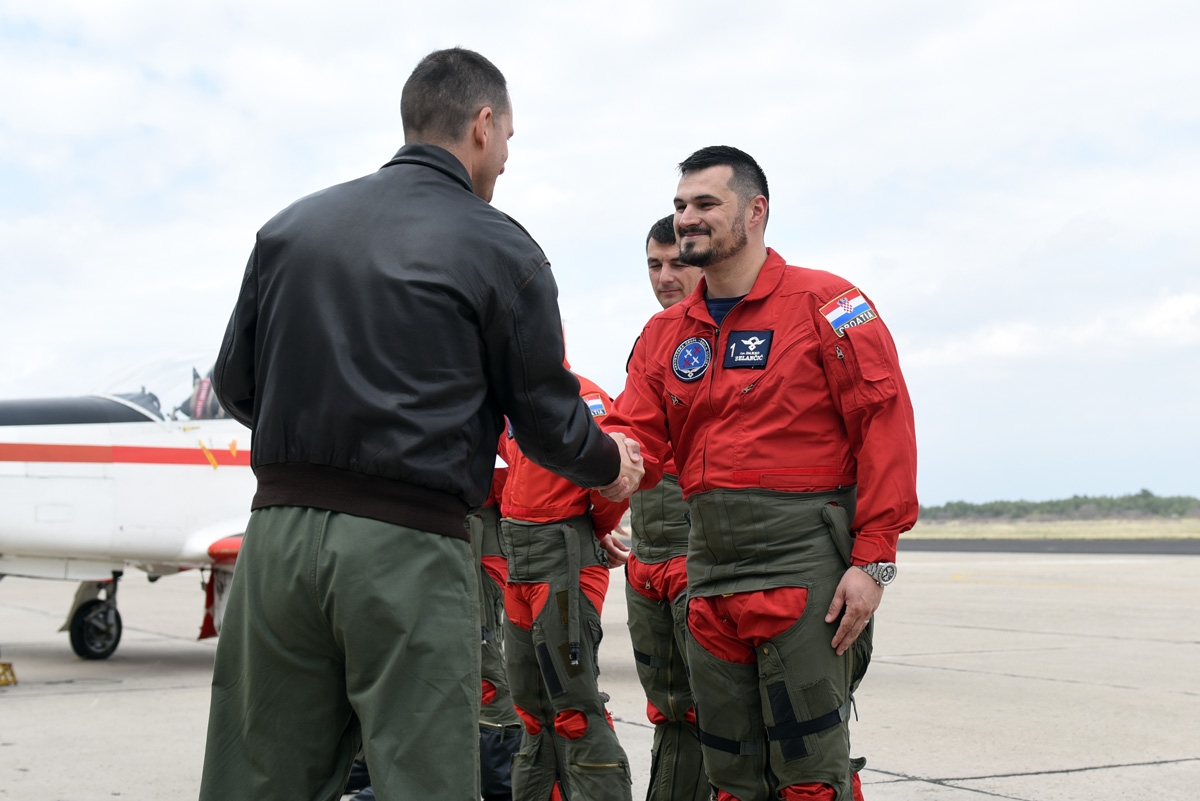 https://www.morh.hr/wp-content/gallery/krila-oluje-predstavila-letacki-program-za-2019/krila_oluje_frecce_tricolori_040419_40.jpg
