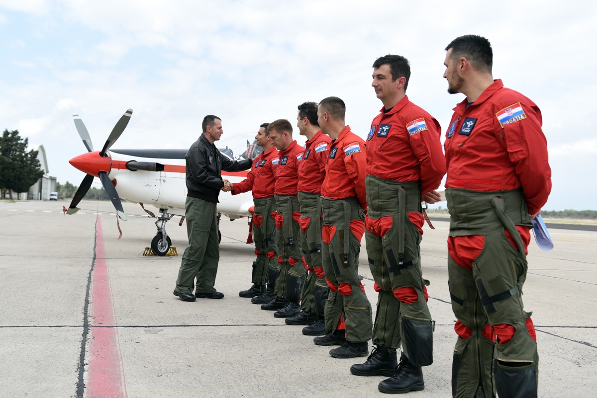 https://www.morh.hr/wp-content/gallery/krila-oluje-predstavila-letacki-program-za-2019/krila_oluje_frecce_tricolori_040419_41.jpg