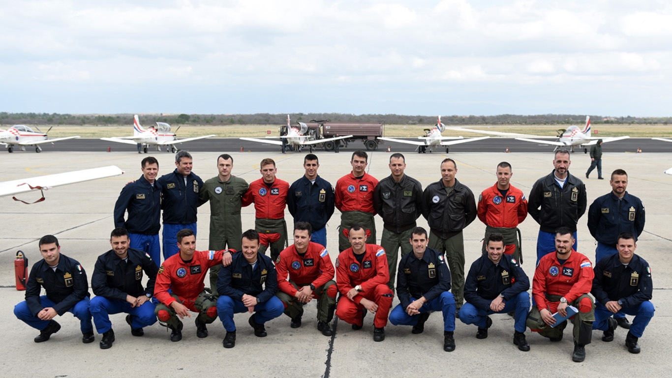 https://www.morh.hr/wp-content/gallery/krila-oluje-predstavila-letacki-program-za-2019/krila_oluje_frecce_tricolori_040419_44.jpg