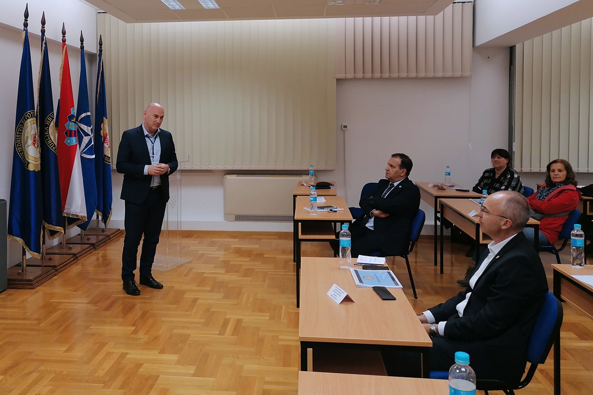 https://www.morh.hr/wp-content/gallery/krsticevic-beros-i-trut-odrzali-sastanak-o-pomoci-hv-a-oko-koronavirusa/2020-03-15-hv-koronavirus-01.jpg