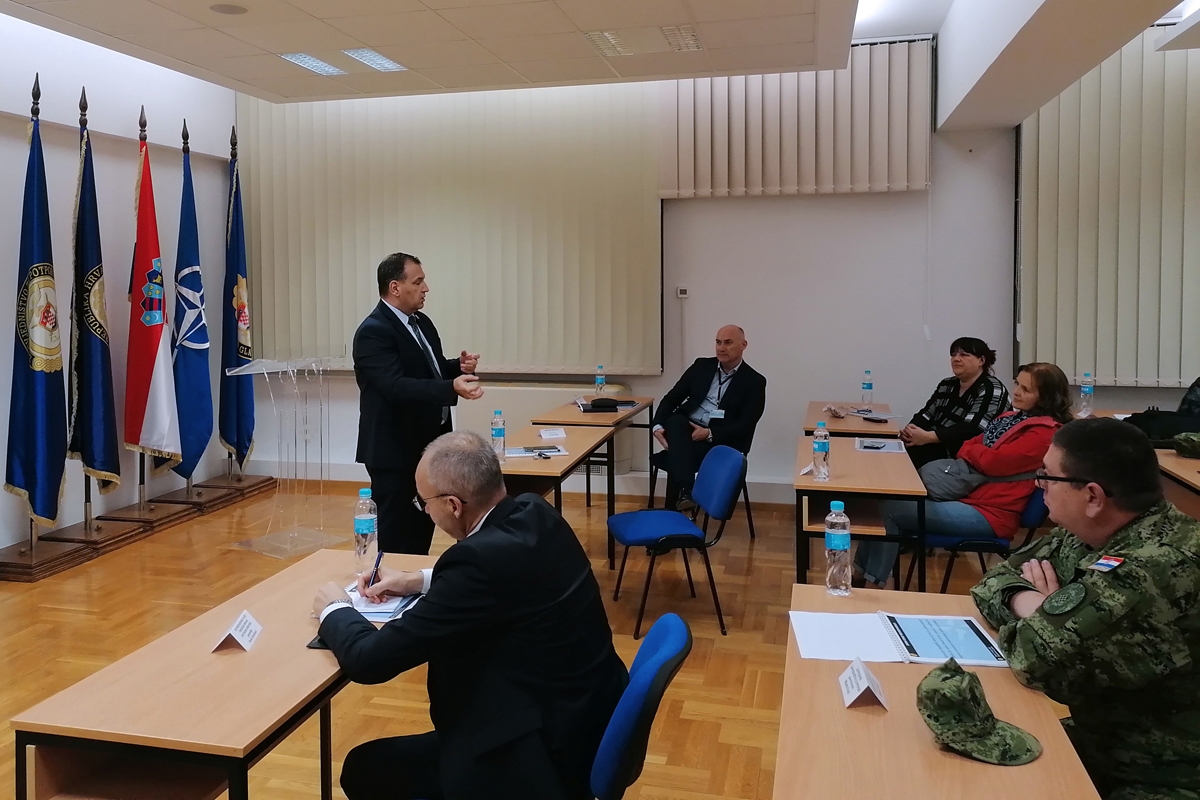 https://www.morh.hr/wp-content/gallery/krsticevic-beros-i-trut-odrzali-sastanak-o-pomoci-hv-a-oko-koronavirusa/2020-03-15-hv-koronavirus-02.jpg