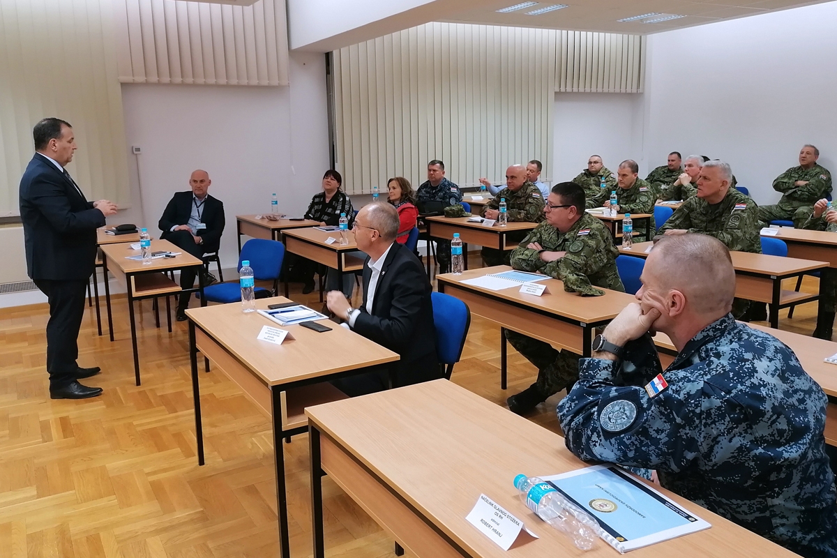 https://www.morh.hr/wp-content/gallery/krsticevic-beros-i-trut-odrzali-sastanak-o-pomoci-hv-a-oko-koronavirusa/2020-03-15-hv-koronavirus-03.jpg