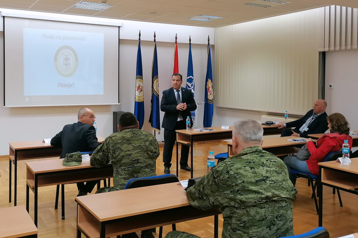 https://www.morh.hr/wp-content/gallery/krsticevic-beros-i-trut-odrzali-sastanak-o-pomoci-hv-a-oko-koronavirusa/2020-03-15-hv-koronavirus-04.jpg