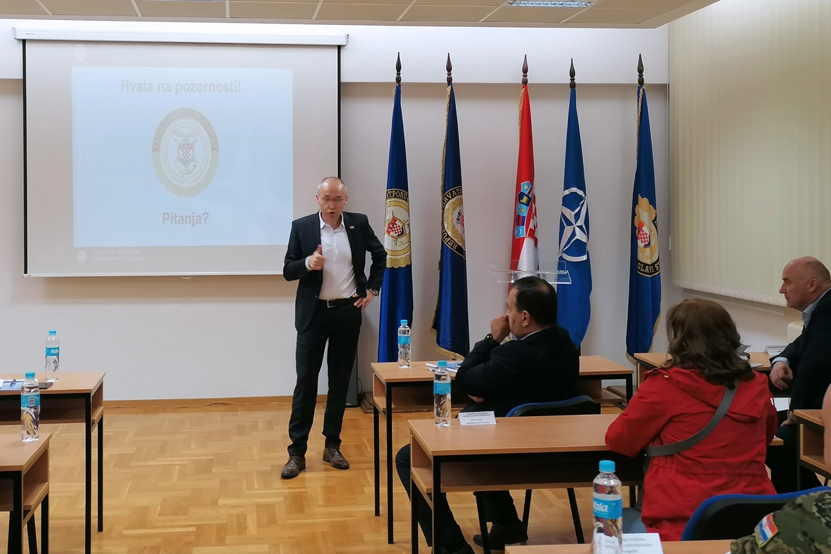 https://www.morh.hr/wp-content/gallery/krsticevic-beros-i-trut-odrzali-sastanak-o-pomoci-hv-a-oko-koronavirusa/2020-03-15-hv-koronavirus-05.jpg