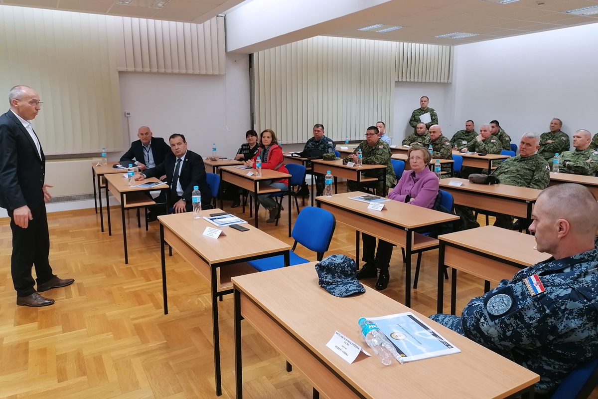 https://www.morh.hr/wp-content/gallery/krsticevic-beros-i-trut-odrzali-sastanak-o-pomoci-hv-a-oko-koronavirusa/2020-03-15-hv-koronavirus-06.jpg