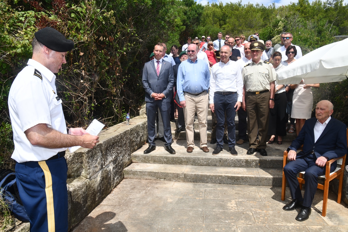 https://www.morh.hr/wp-content/gallery/krsticevic-i-general-sundov-na-otkrivanju-spomen-ploce-na-visu/spomen_obiljezje_vis_19062018_03.jpg