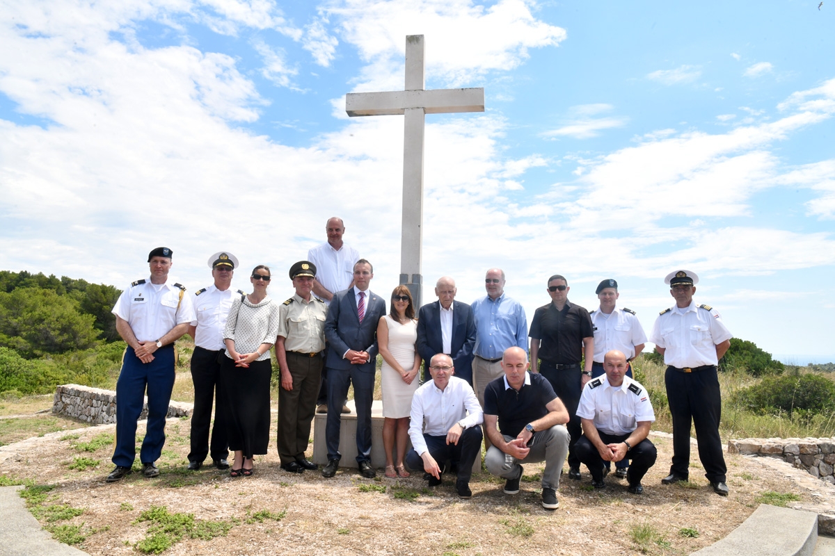 https://www.morh.hr/wp-content/gallery/krsticevic-i-general-sundov-na-otkrivanju-spomen-ploce-na-visu/spomen_obiljezje_vis_19062018_28.jpg