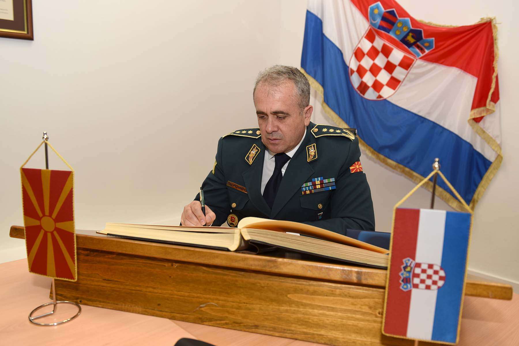 https://www.morh.hr/wp-content/gallery/krsticevic-i-sundov-s-generalom-durcinovskim/krsticevic_sundov_djurcinovski_mod_croatia_16072019_15.jpg
