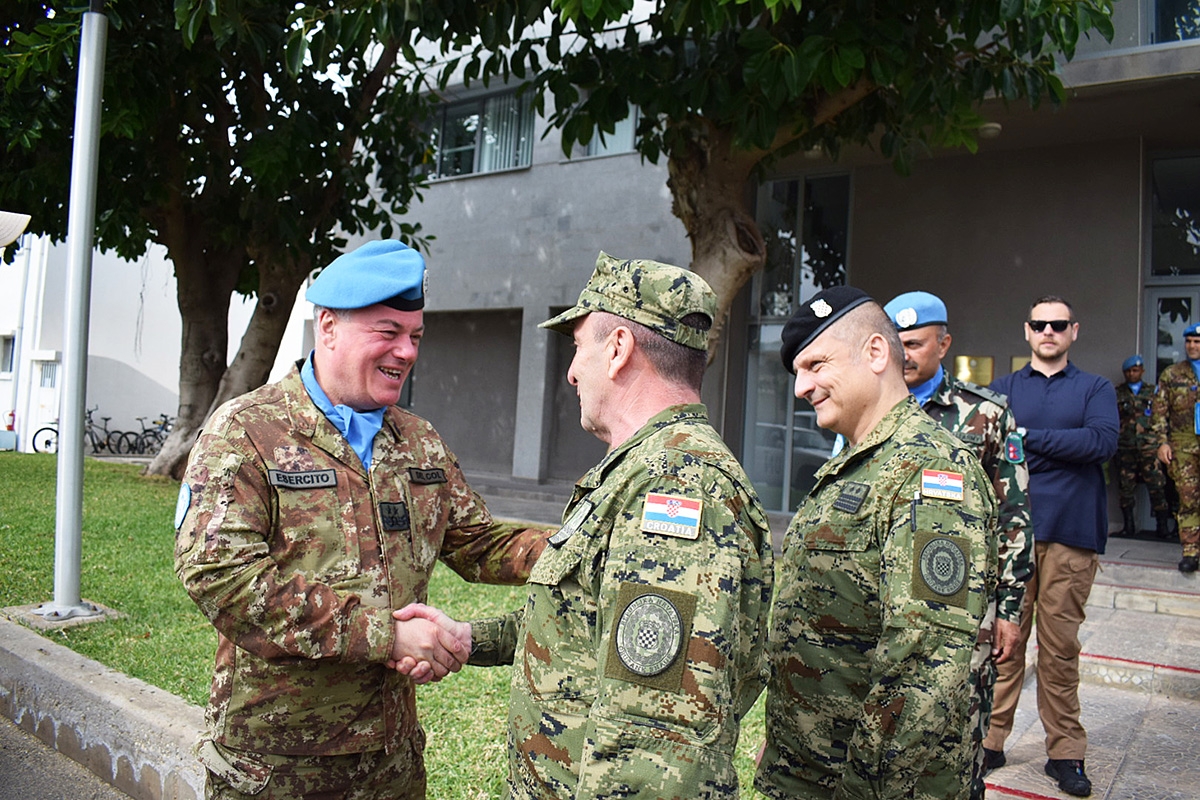 https://www.morh.hr/wp-content/gallery/krsticevic-i-sundov-s-hrvatskim-vojnicima-u-libanonu/posjeta_mo_hrvatskim_vojnicima_libanon_29112018_05.jpg