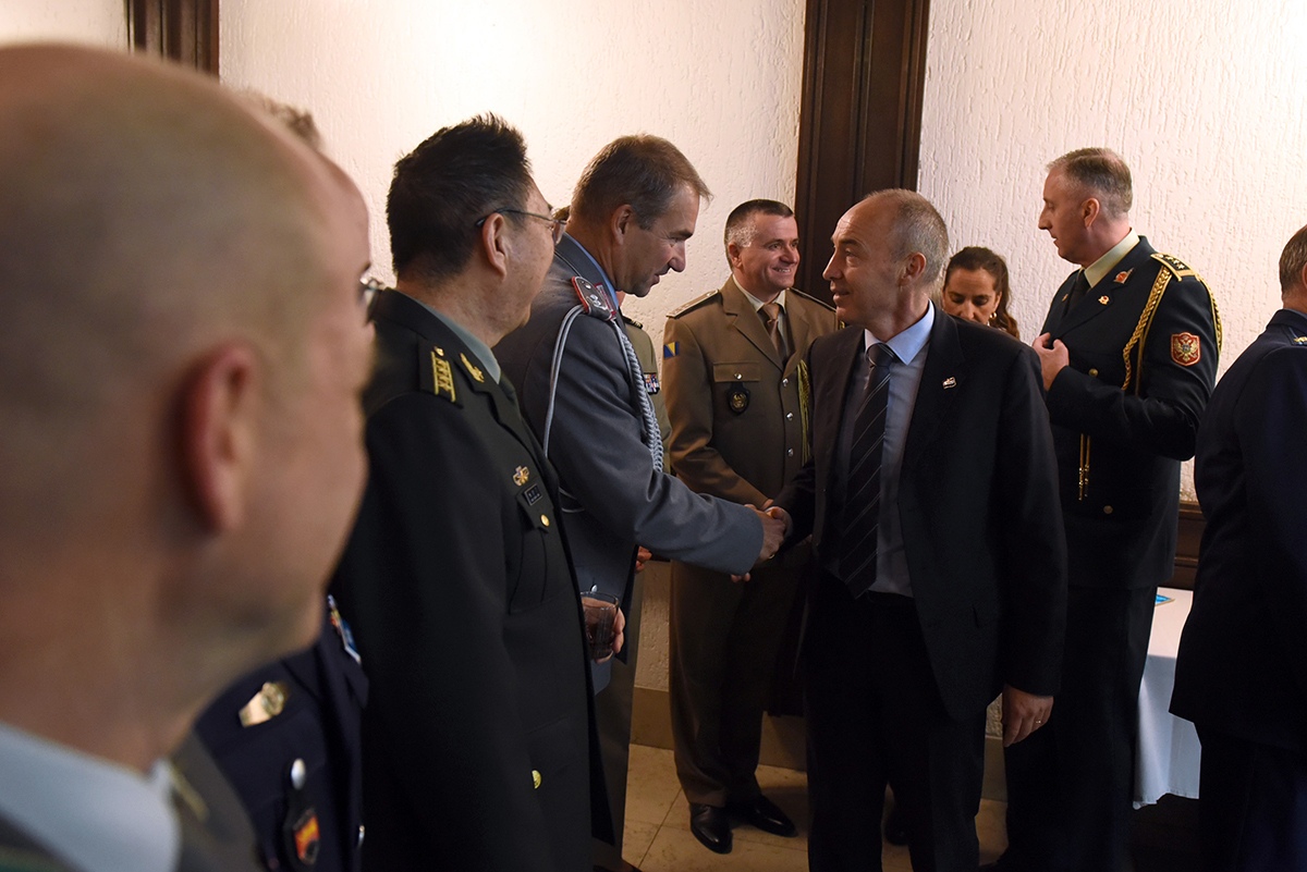 https://www.morh.hr/wp-content/gallery/krsticevic-i-sundov-sa-predstavnika-vojno-diplomatskog-zbora/vojno_diplomatski_zbor_20191209_01.jpg