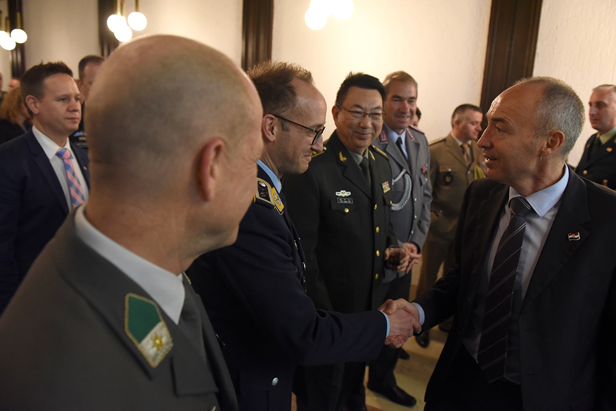 https://www.morh.hr/wp-content/gallery/krsticevic-i-sundov-sa-predstavnika-vojno-diplomatskog-zbora/vojno_diplomatski_zbor_20191209_02.jpg