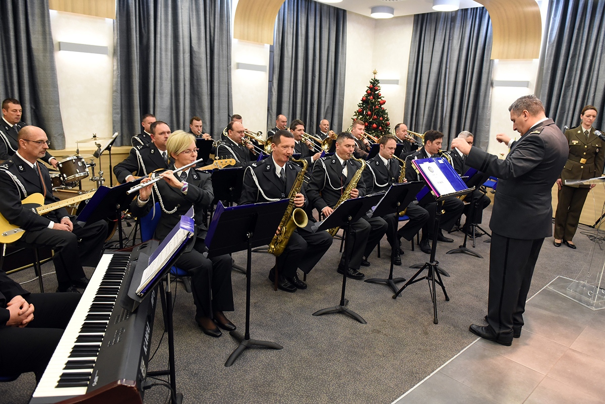 https://www.morh.hr/wp-content/gallery/krsticevic-i-sundov-sa-predstavnika-vojno-diplomatskog-zbora/vojno_diplomatski_zbor_20191209_03.jpg