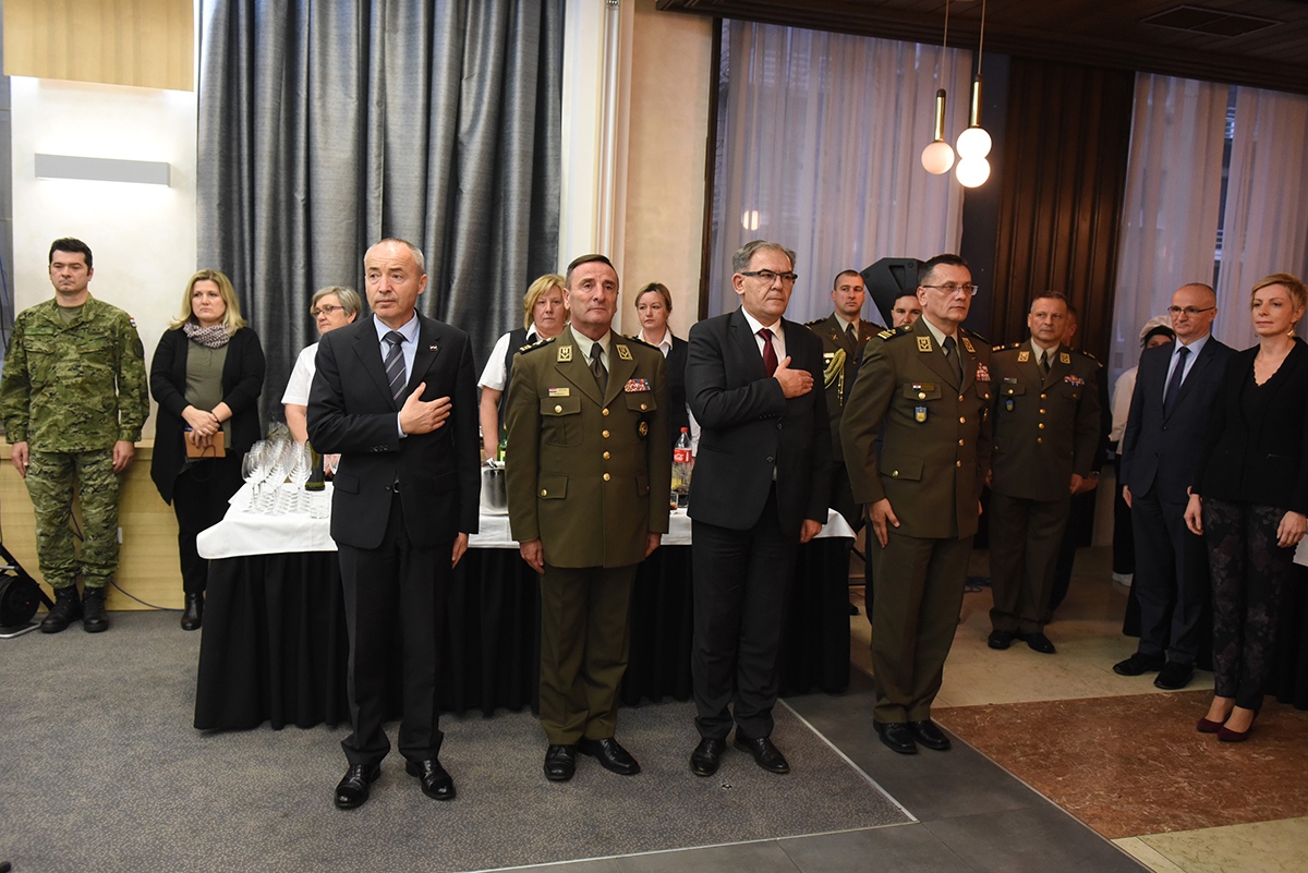 https://www.morh.hr/wp-content/gallery/krsticevic-i-sundov-sa-predstavnika-vojno-diplomatskog-zbora/vojno_diplomatski_zbor_20191209_04.jpg