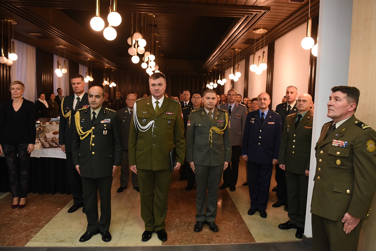 https://www.morh.hr/wp-content/gallery/krsticevic-i-sundov-sa-predstavnika-vojno-diplomatskog-zbora/vojno_diplomatski_zbor_20191209_05.jpg
