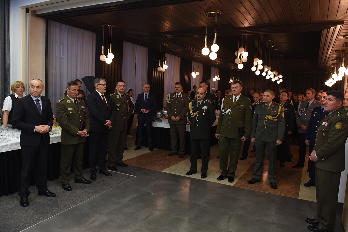 https://www.morh.hr/wp-content/gallery/krsticevic-i-sundov-sa-predstavnika-vojno-diplomatskog-zbora/vojno_diplomatski_zbor_20191209_07.jpg